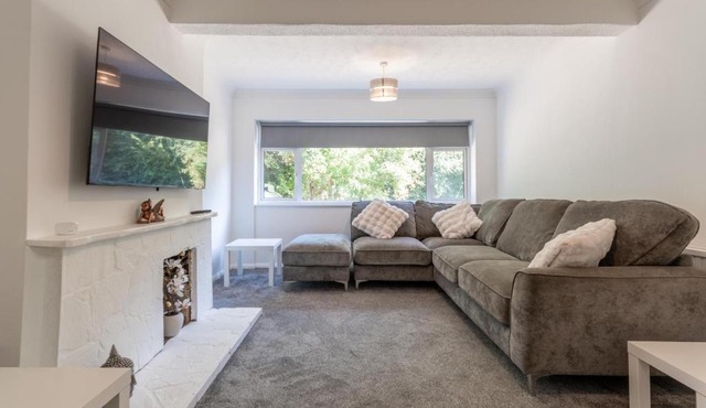 Spacious 3-Bedroom Bungalow Opposite Apton Hall - Pass the Keys in Canewdon