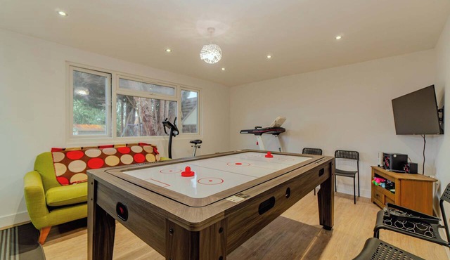 Spacious 3BR Home Playroom & Free Parking in Reading