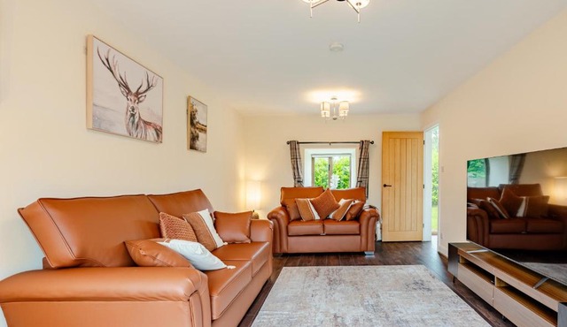 Spacious 3BR House in Blackburn, Garden, Free WiFi & 4-Car Parking