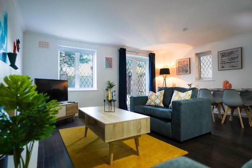 Spacious 4-Bed Contractor House with Parking and Fast WiFi in Luton by Jesswood Properties