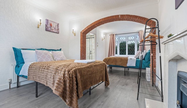 Spacious 4-Bed Serviced Accommodation Off A45 Near NEC, Airport & JLR in Coventry