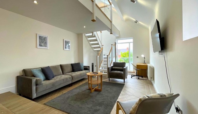 Spacious 4 Bedroom Duplex with Free Private Parking - Central Location, Near Doncaster Racecourse - Sleeps 7
