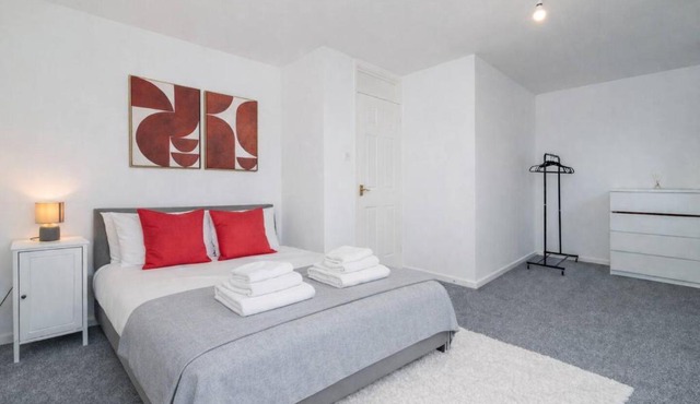 Spacious 4 Bedroom Home Free Parking Sleeps 8