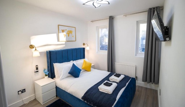 Spacious 4BR House with Garden & Parking Close to Tower Bridge