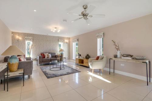 Spacious 5-Bedroom Farmhouse l Near Thetford Forest