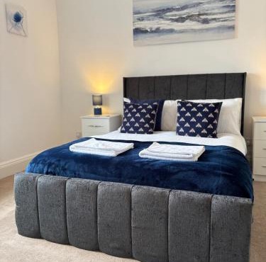 Spacious 5BR house close to Ely
