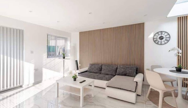 Spacious and bright one bedroom apartment