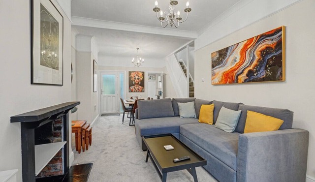 Spacious and Modern 2-Bedroom House with Garden - Free Parking