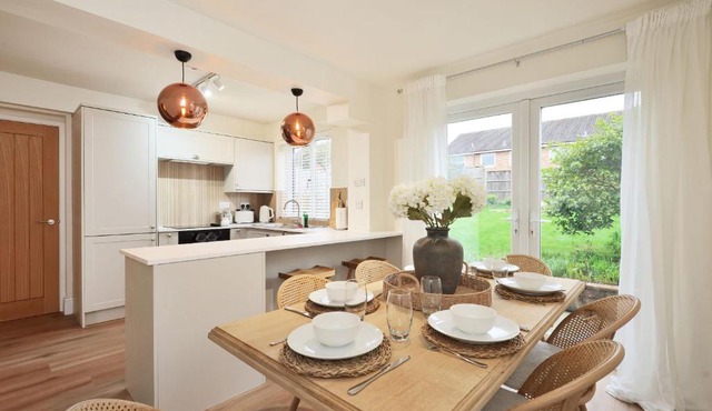 Spacious City Centre 10 Mins Nr RedbankShackRev