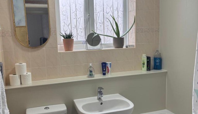 Spacious comfy flat near Airport and Altrincham