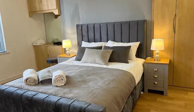Spacious Duplex Apartment in Greater Manchester - Fast Wifi - Kingsize Bed