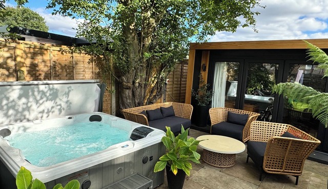 Spacious and modern 4 bed with hot tub and large garden.
