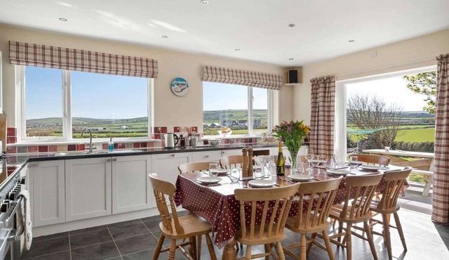 Spacious Home, Private Parking & Garden, Tintagel