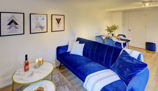 Spacious, modern 2 bed apt w/parking & Netflix