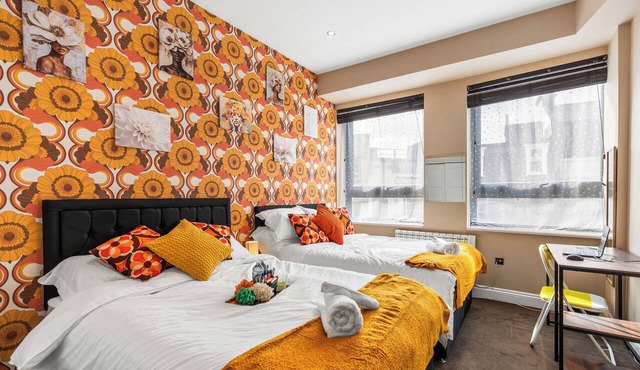 Spacious Modern 2-Bedroom Apartment in Brighton, Walk to Beach, Sleeps 10