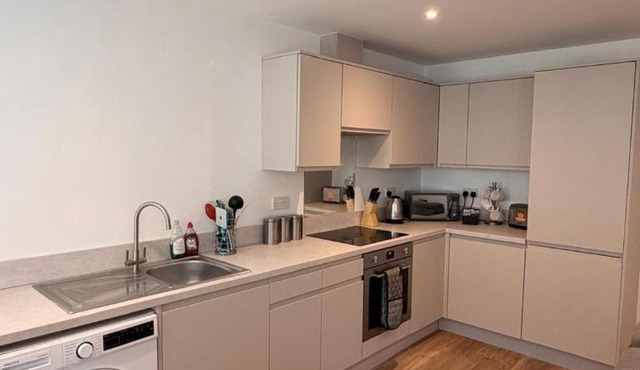 Spacious Modern 1 Bed Apartments in St Neots - Perfect for Contractors & Professionals - Free Parking - WiFi - Fully Equipped Kitchen - Smart TV Ideal for Work Stays and Long Projects in Saint Neots