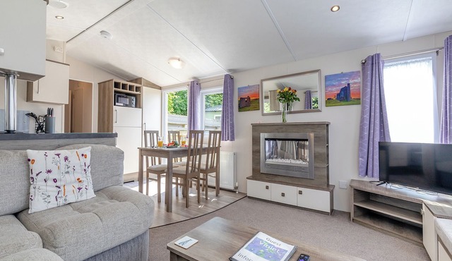 Spacious modern one-bedroom caravan exclusively for two adults with hot tub. in Buxton