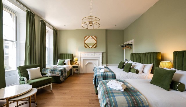Spacious Room on Frederick St - Room 6 (2nd floor)