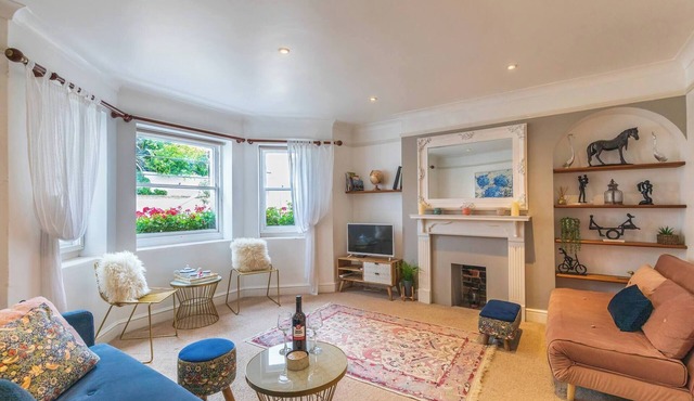 Spacious Seafront Apartment, Garden & Free Parking