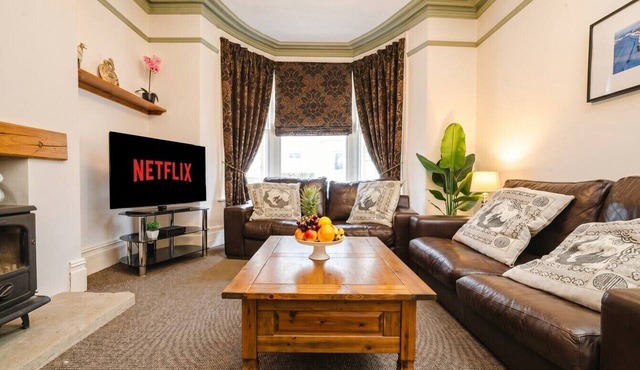 Spacious Sheffield group home with fireplace, piano and garden