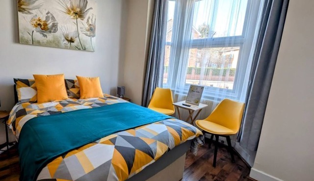 Spacious Studio with Private Kitchen and Bathroom Close to Heathrow Airport