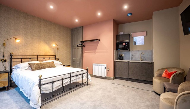 Spacious Studio with Shower in heart of Newark