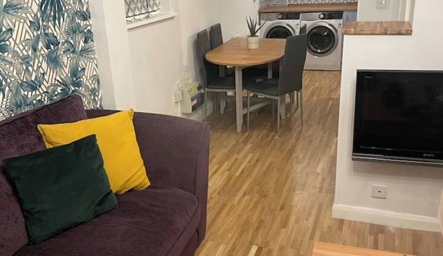 Spacious & Stylish 2 Storey, 3 Bed Apartment