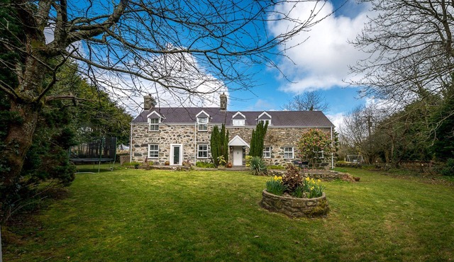 Spacious Three Bedroom Holiday Cottage Near Criccieth | Dulwyn