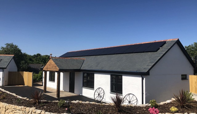 Spacious Wheelchair Accessible 2 Bedroom Cottage with Hot Tub