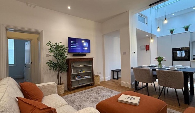 Spacious, Worcester city centre 2 bedroom apartment