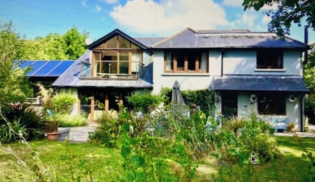 Splendid, spacious 6+ Bedroom holiday home with Hot Tub and Annex. Isle of Wight