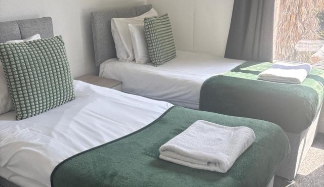 Spring Crescent Apartments - Spacious 1 Bed with Parking, Sleeps 4