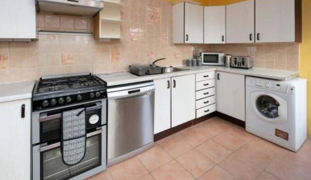 SPS Homes. Spacious and cosy house close to city centre