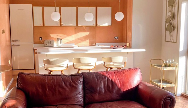 St Albans Gem: Stylish Flat, Balcony, Easy Commute