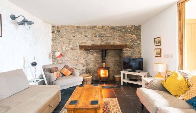 St Davids Hideaway with Roll-top Bath & Log Burner in St Davids