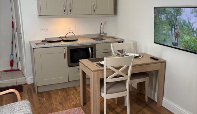 Studio Flat 4-stops Wembley Near to Tube and Public Transport in Busheyheath