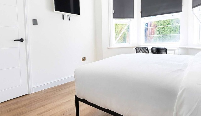 Studio Flat with Private Bathroom & Kitchenette in Greater London