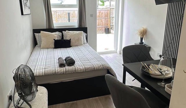 Studio Sleeps 2 with WiFi in Thornton Heath