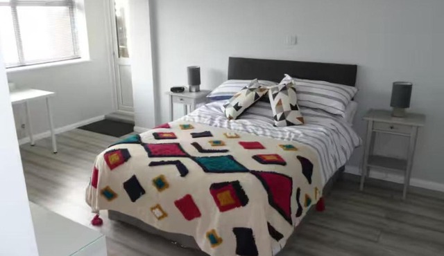 Studio Sleeps 2 - Pets Welcome - Enclosed Garden
