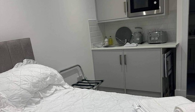 Studio Sleeps 2 with Parking and Garden