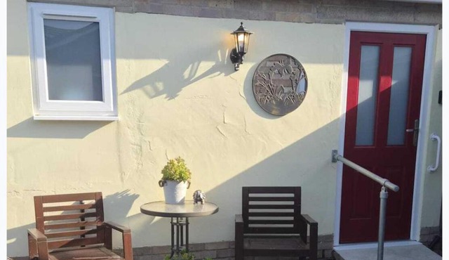 Studio Sleeps 2 with Free Parking and Garden