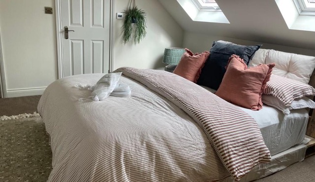 Studio Sleeps 2 with Parking and Garden