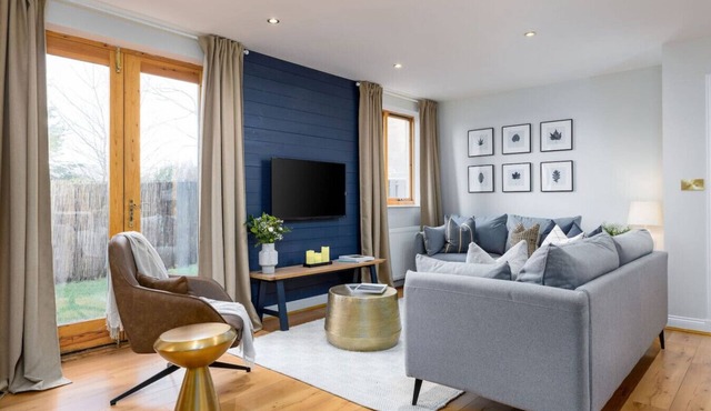 Stunning 2 bed flat with parking and garden