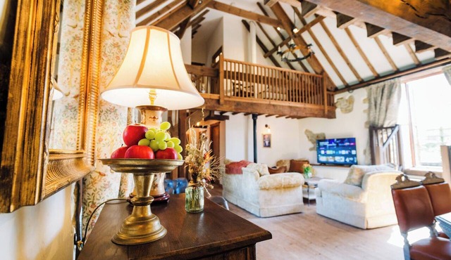 Stunning 3-bedroom listed barn in charming Barrington perfect for relaxing stays