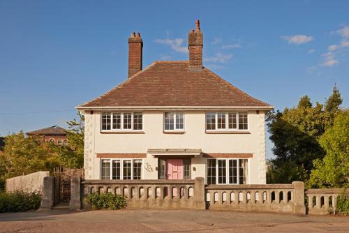 Stunning 4-Bed Riverside Retreat with Hot Tub