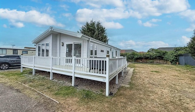 Stunning 4 berth lodge with decking at Breydon Water in Norfolk ref 10094B