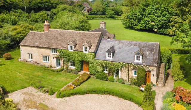 Stunning 5 bed Cotswold House Surrounded by Countryside Yet Close to Amenities
