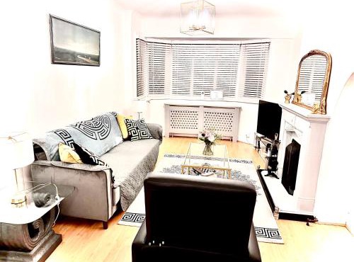 Stunning Modern Cozy 5 star 3 bedroom house-Free Parking Greater London Metro Stations hosted by Tony