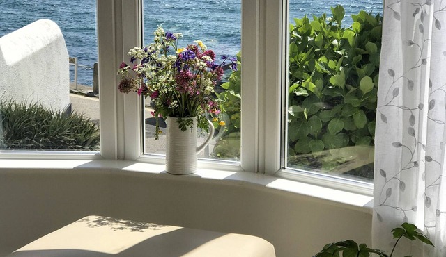 Stunning sea view 2 bed apartment at Porthleven - a stone's throw from the beach
