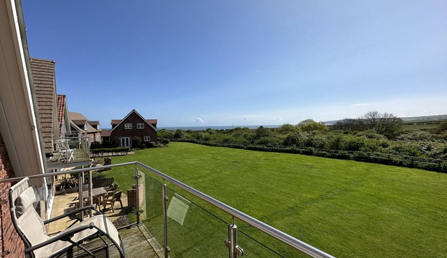 Stunning SEAVIEW Coastal Cottage - Sleeping 8 in 4 Bedrooms - Pool and Beach Access Included.